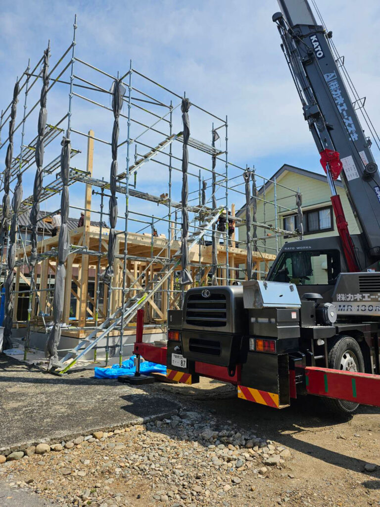 木造住宅の建方工事とクレーン作業の様子