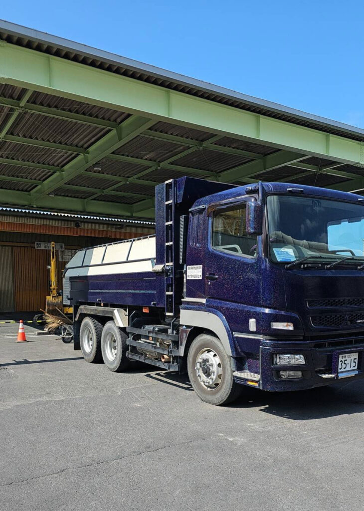 駐車中の大型ダンプトラック